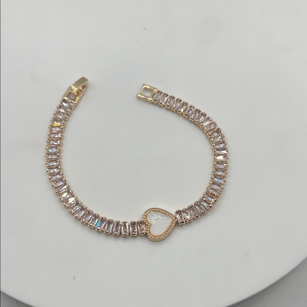 1393. 18k Gold Plated with Mother of Pearl Heart Bracelet 7 1/4”